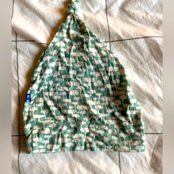 Never Worn 12 - 24 Month Kickee Light Green Infant Knot Hat w/ Ginko Leaf Print - Picture 5 of 5